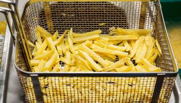 Máte chuť na hranolky? Podívejte se přímo do fritézy, jak se smaží