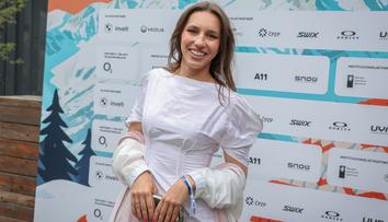Přímo mezi cyklisty. Maděrová zažila slavný závod přímo z ředitelského vozu