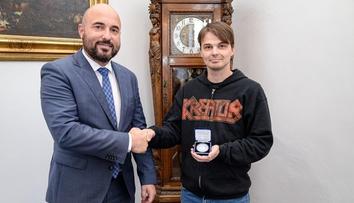 Popelář našel u odpadu půl milionu. Jeho reakci ocenil i primátor