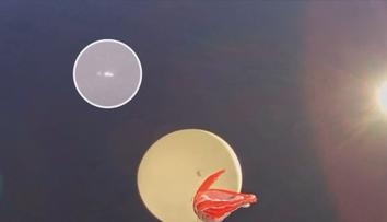 Lidi u Kroměříže zaskočila světla na obloze. UFO nebo jen balon?