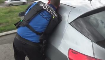 Auto v Brně se samo zamklo s dítětem uvnitř. Na záchranu měla policie jen minuty