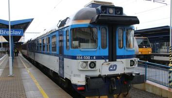 Vlakvedoucí vypadl z vlaku za jízdy. Inspekce odhalila důvod tragické události