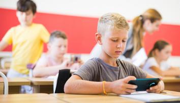 První celostátní zákaz mobilů ve školách. V Polsku schválili kontroverzní zákon
