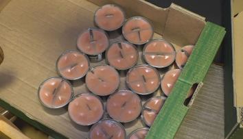 Před zimou Ukrajince zachraňují zahřívací svíce. Materiál na ně se sbírá i u nás