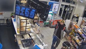 Policie pátrá po trojici mužů, kteří z ukradené karty vybrali 180 tisíc