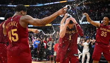 Jedna rána vládne všem. V NBA rozhodla střela z půlky hřiště