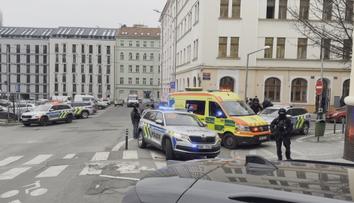 Učitel, který falešně hlásil střelbu, mohl mít trauma. Studoval s oběťmi z fakulty