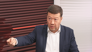 Okamura se rozčílil ve vysílání. Zloději zlodějský, pustil se do vlády kvůli platům