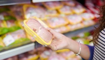 Závadná potravina v oblíbeném supermarketu. Inspekce odhalila maso se salmonelou