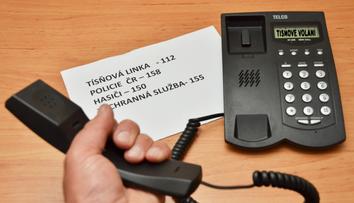 Perličky z linky 158: Z okna letí mrtvá sousedka, muž tančí u auta