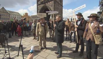 Vejconoši putovali 50 kilometrů na Karlův most. Připomněli si 600 let starou legendu