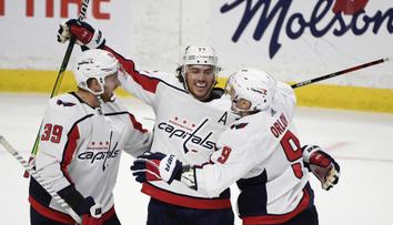 Oshie sestřelil Ottawu hattrickem, Tampa padla na ledě rozjetého Buffala