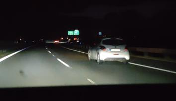 Podivné chování řidiče: Řítil se dálnicí rychlostí 150 km/h, světla měl vypnutá