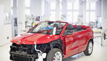 SUV bez střechy: Ve Škodě přestavěli Karoqa na kabriolet
