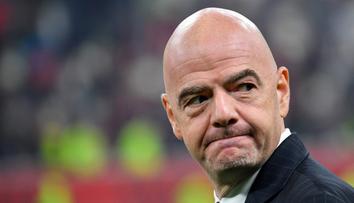 Fanouškům došla trpělivost. Po šéfovi FIFA Infantinovi žádají rezignaci