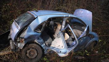 Mladík s čerstvým řidičákem boural, srazil auto s miminkem. 8 zraněných