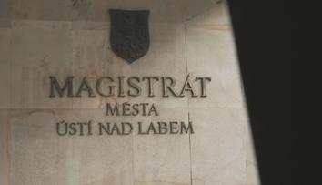 Ústecká úřednice dostává půlmilionové odměny. Za co jsou, odmítá prozradit