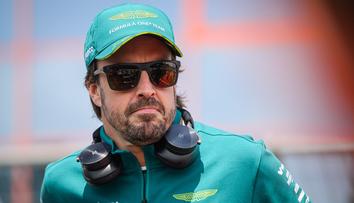 Oslavy ve stáji Aston Martin, dvojnásobný šampion F1 je šťastným tatínkem