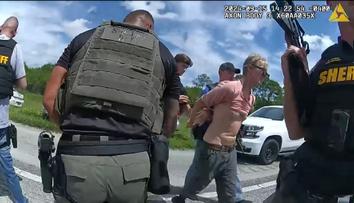 Atentátník číhal na Trumpa celý den v křoví, prozradila ho čouhající hlaveň