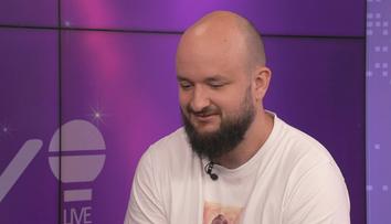 Nevšední zážitek z koncertu: Pokáče překvapilo psí lejno. Život je barevný, zhodnotil