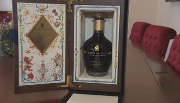 Speciální britská královská whisky stojí kolem 600 tisíc korun. Lahví je pouze 500