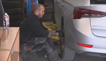 Zájem o přezutí na zimní gumy stoupá. Některé servisy zdražily až o 10 procent