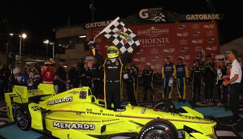 IndyCar ve Phoenixu: Nehoda v 1. zatáčce a krasojízda Pagenauda