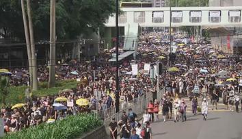 Protestující v Hongkongu poničili úřad Číny. Policie užila slzný plyn