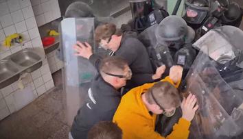 Policisté a vězeňská služba trénovali zásah ve věznici. Cvičili potlačení vzpoury