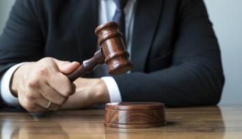 Lidé platí za právníky i statisíce. Pomoct přitom může pojišťovna