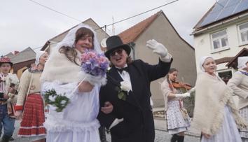 Masky, tance v krojích a hory jídla. Po celé republice se slaví masopust