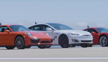 Sprint na 400 metrů má vítěze! Vyhraje Tesla nebo Ferrari?