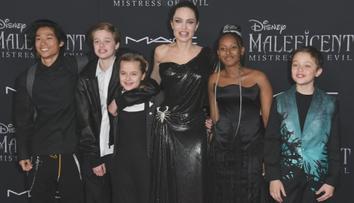 Představitelka Lary Croft slaví 50. Angelinu Jolie ocenila i britská královna