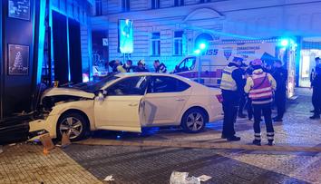 V centru Prahy vjelo auto do lidí. Pět zraněných, řidič dostal záchvat