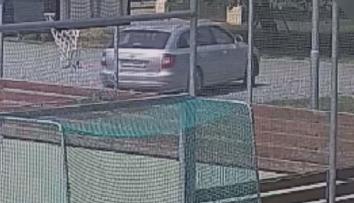 Muž ukradl jinému nastartované auto. Daleko neujel, policie ho vzápětí dopadla