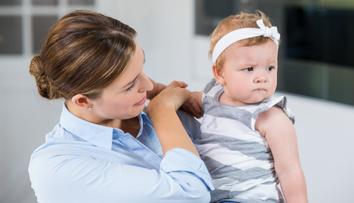 Maminka kvůli chybě úřadu přišla o rodičák. Zažádejte si jinde, řekli jí