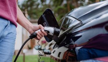 Jsme připraveni na elektromobilitu? Zeptali jsme se odborníka na elektrická auta