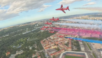 VIDEO: Fantastické záběry Prahy z kabiny pilota gripenu. Město jako na dlani