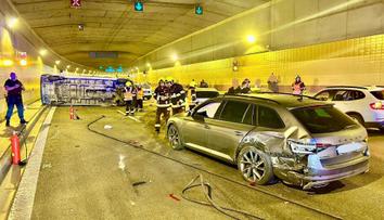 Nehoda pěti aut zablokovala tunel Blanka. Kvůli uniklé kapalině hrozil požár