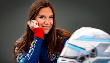 Fotky v bikinách mi neubližují, říká sexy závodnice. Chce šéfovat celému motorsportu