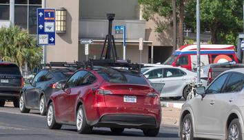 Tesla vypustila svoje robotaxíky. Za jízdu chce necelou stovku, není to ale bez problémů