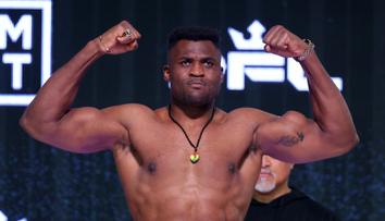 Ngannou při návratu drtivě vyhrál. Pak emotivně vzpomněl na zesnulého syna