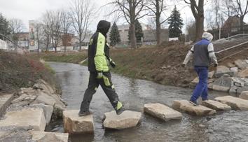 Pelhřimov ušetřil miliony za lávku přes řeku. Lišácké řešení ale není pro všechny