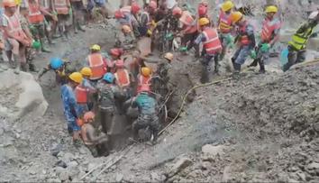 Devět dní v zavaleném tunelu. Záchranáři v Nepálu našli dva živé lidi