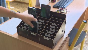 Ukládání telefonů do tašek nebo boxů: Školy čeká regulace mobilů