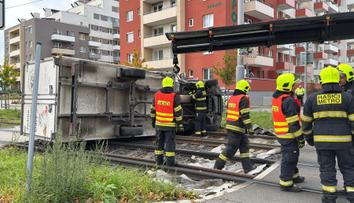 Srážka tramvaje s náklaďákem v Praze. Auto na boku zablokovalo provoz
