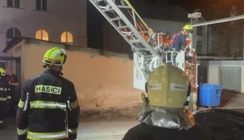 Neobvyklý zásah hasičů: Vyprošťovali ženu, která se zasekla mezi zdmi