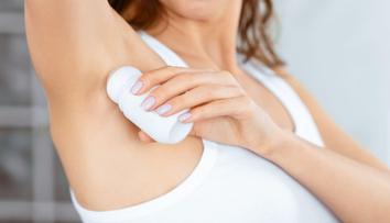Deodorant známé značky způsobil ženám zdravotní potíže. Prodává se i v Česku