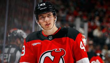 Dva vlastní góly a prohra. Mladík Devils si v NHL uřízl ostudu