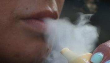 Na pultě je nenajdete. Nebezpečné e-cigarety nabízejí prodejci tajně